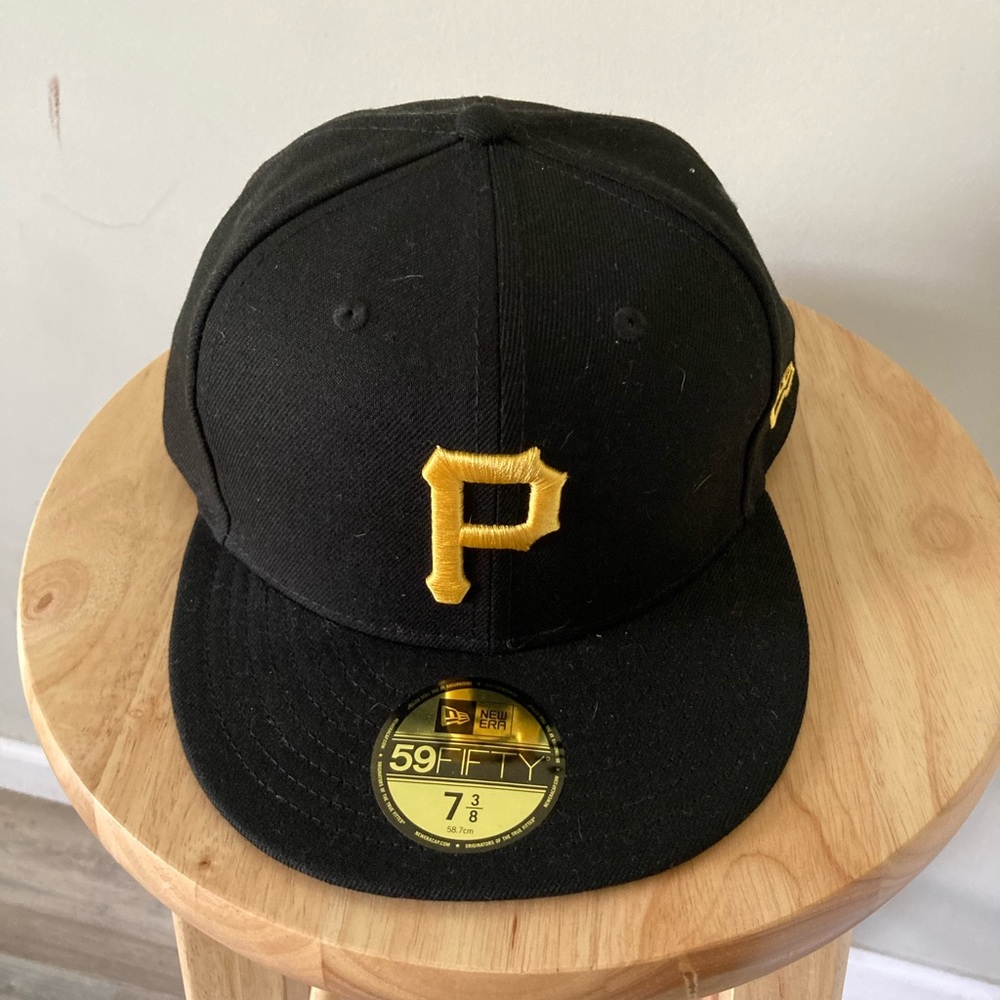 New Era game field hat. Rarely worn. Size 7 3/8.